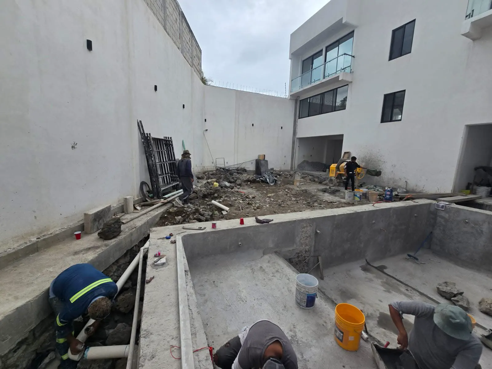 Excavación y preparación del terreno para proyecto exterior