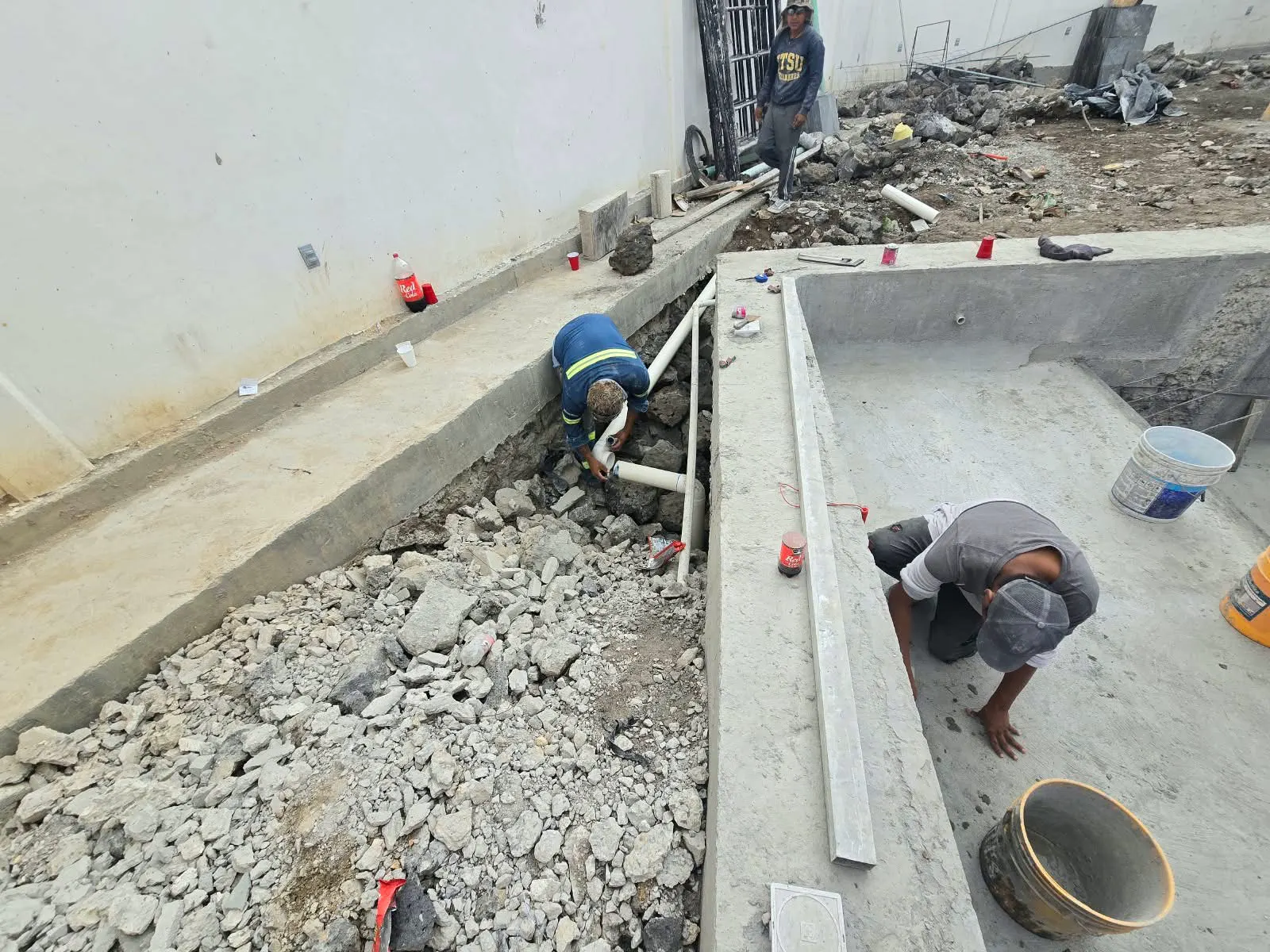 Instalaciones hidráulicas junto a alberca